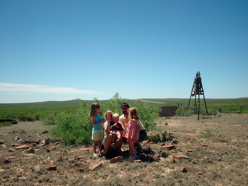 The whole family outside Roswell.jpg 123.2K